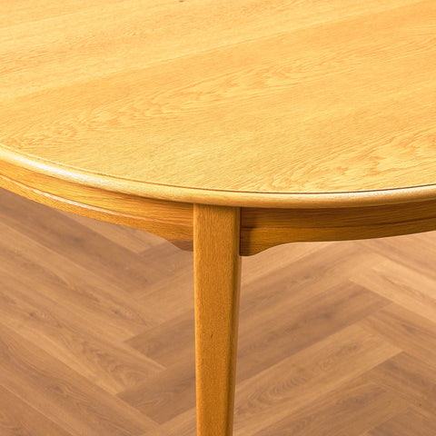 Runt svenskt matbord i ek av Svante Skogh, modell "Vindö"