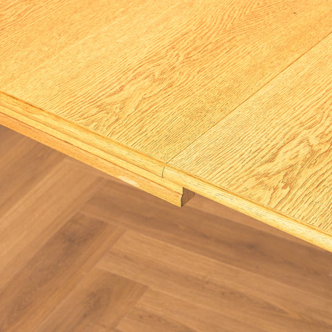 Runt svenskt matbord i ek av Svante Skogh, modell "Vindö"