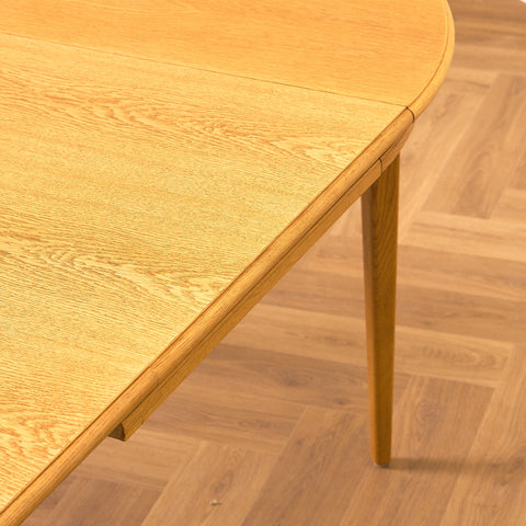 Runt svenskt matbord i ek av Svante Skogh, modell "Vindö"