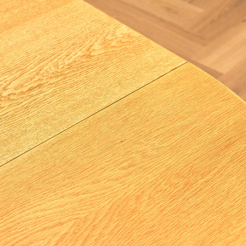 Runt svenskt matbord i ek av Svante Skogh, modell "Vindö"