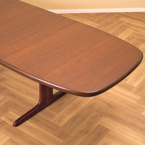 Danskt ovalt matbord i mahogny från Skovby Møbelfabrik