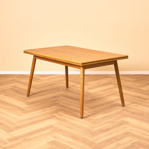 Danskt rektangulärt matbord i ek av Poul M. Volther för FDB