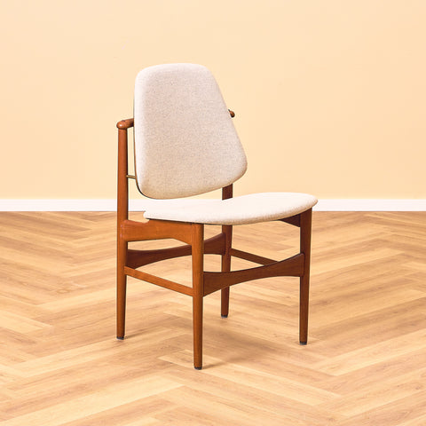 Enkel dansk stol i teak av Arne Vodder för France & Daverkosen