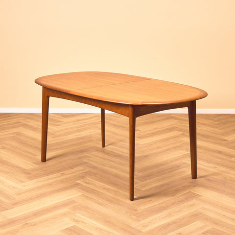 Danskt ovalt matbord i teak av Svend Aage Madsen för Elsteds Møbelfabrik