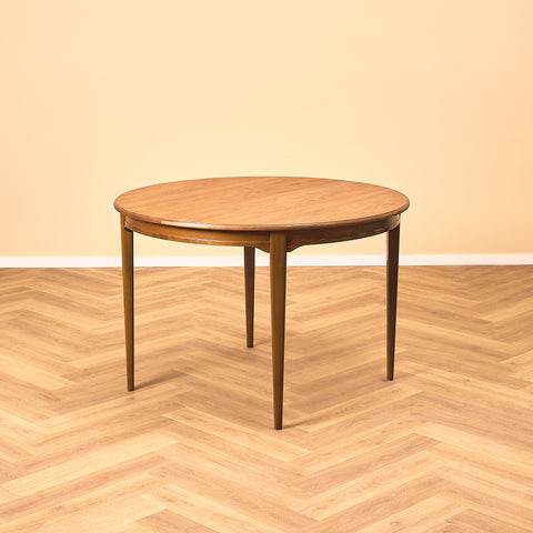 Runt svenskt matbord i valnöt av Svante Skogh, modell "Vindö"