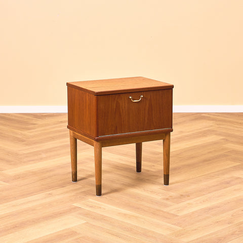 Danish side table in teak and oak