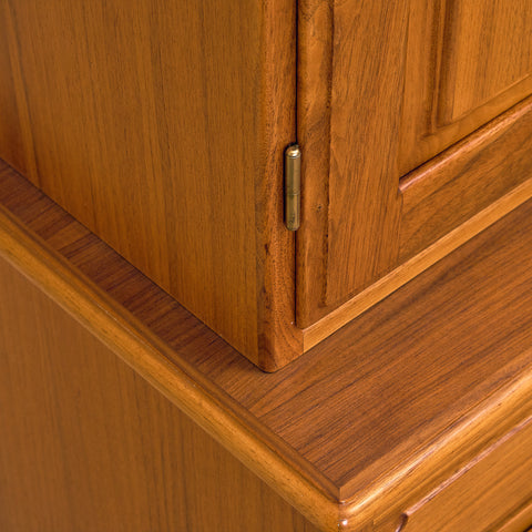 Swedish bookshelf in walnut, model 'Vindö' by Svante Skogh