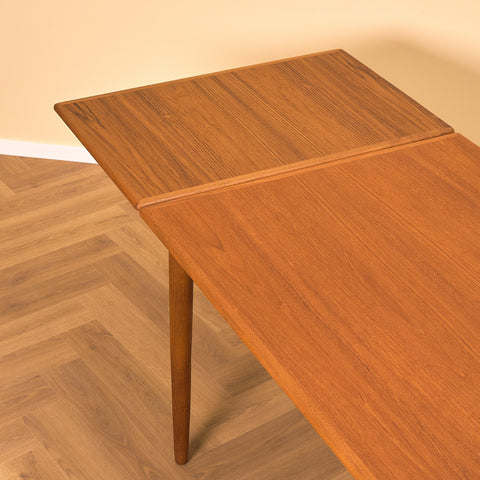 Danish rectangular dining table in teak and oak