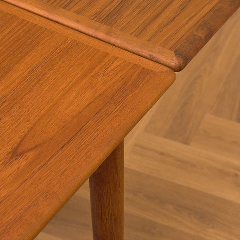 Danish rectangular dining table in teak and oak