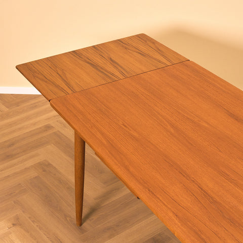 Danish dining table in teak and oak