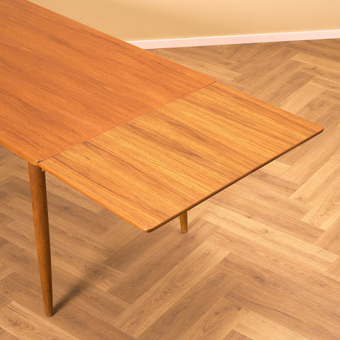 Danish dining table in teak and oak