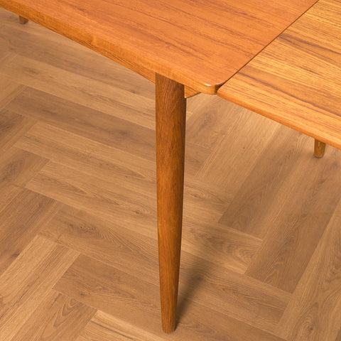 Danish dining table in teak and oak