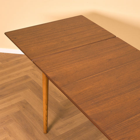 Danish rectangular dining table in teak and oak