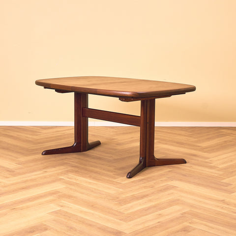 Danish oval dining table in mahogany by Skovby Møbelfabrik