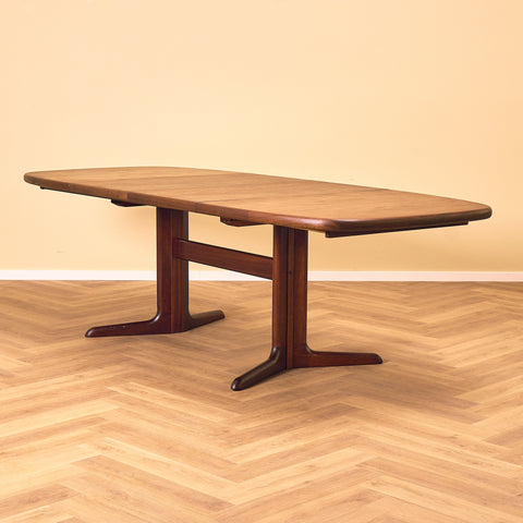 Danish oval dining table in mahogany by Skovby Møbelfabrik