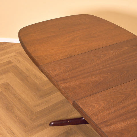 Danish oval dining table in mahogany by Skovby Møbelfabrik