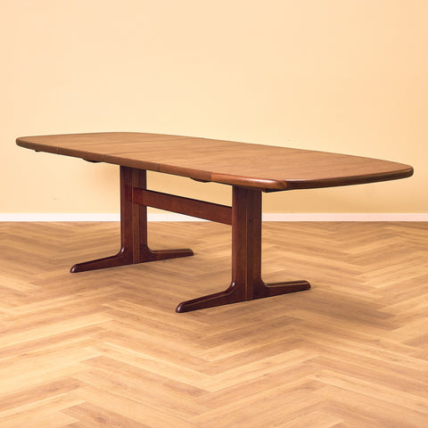 Danish oval dining table in mahogany by Skovby Møbelfabrik