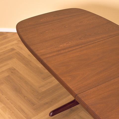 Danish oval dining table in mahogany by Skovby Møbelfabrik