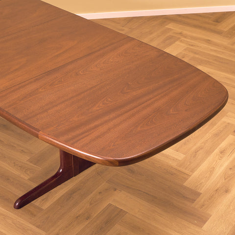 Danish oval dining table in mahogany by Skovby Møbelfabrik