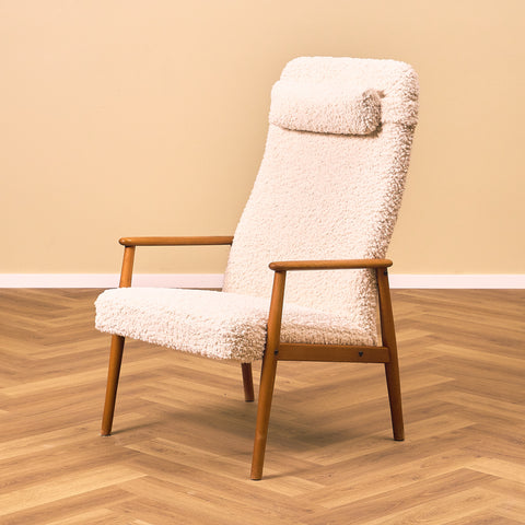 Svensk fåtölj i bokträ