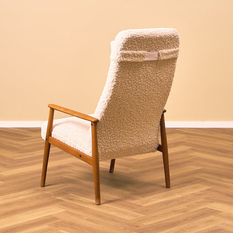 Svensk fåtölj i bokträ