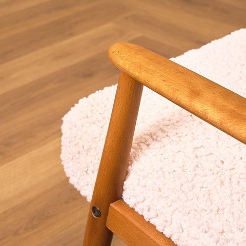 Svensk fåtölj i bokträ