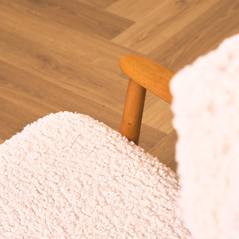 Svensk fåtölj i bokträ