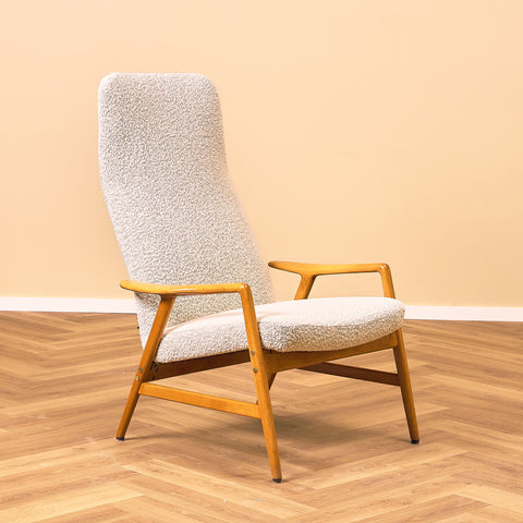 Svensk fåtölj i massiv bok av Alf Svensson för Bra Bohag, modell "Contour"