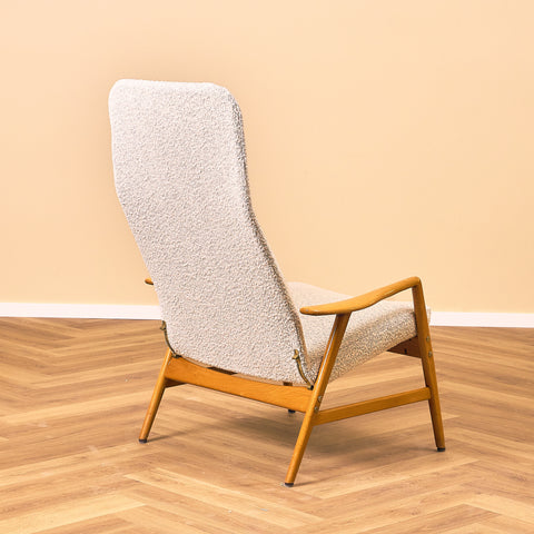 Svensk fåtölj i massiv bok av Alf Svensson för Bra Bohag, modell "Contour"