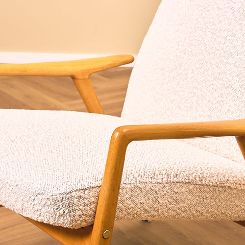 Svensk fåtölj i massiv bok av Alf Svensson för Bra Bohag, modell "Contour"