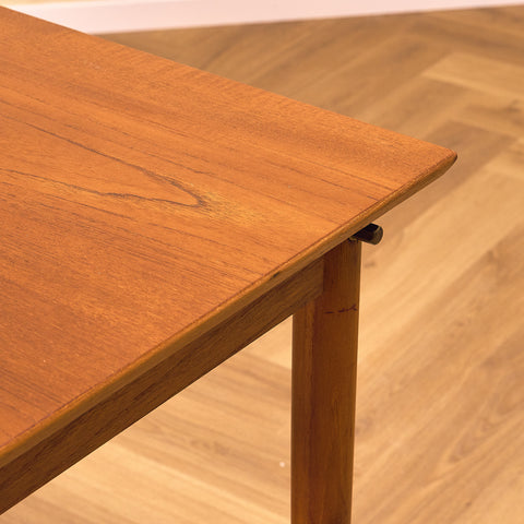 Danskt bord i teak av H. Sigh & Søn Spøttrup