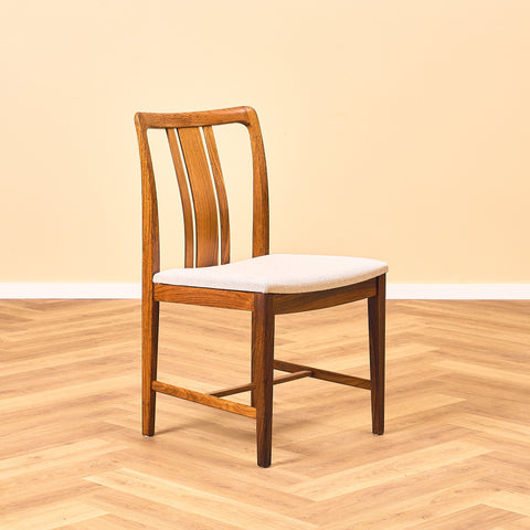 Svenska matstolar i valnöt av AB Linde Nilsson, Lammhult