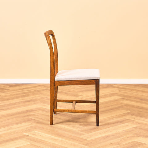 Svenska matstolar i valnöt av AB Linde Nilsson, Lammhult