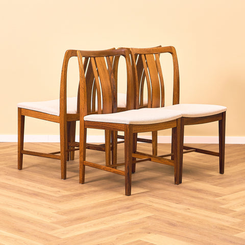 Svenska matstolar i valnöt av AB Linde Nilsson, Lammhult