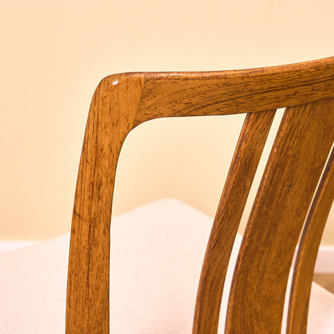 Svenska matstolar i valnöt av AB Linde Nilsson, Lammhult