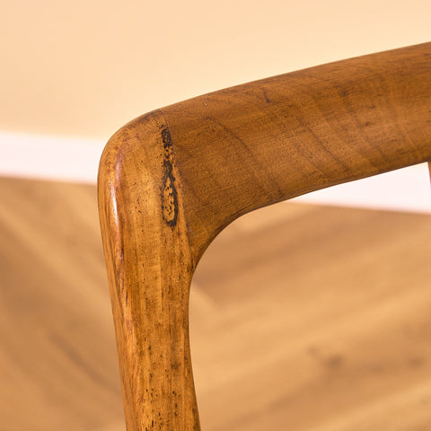 Svenska matstolar i valnöt av AB Linde Nilsson, Lammhult