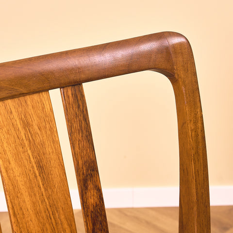 Svenska matstolar i valnöt av AB Linde Nilsson, Lammhult