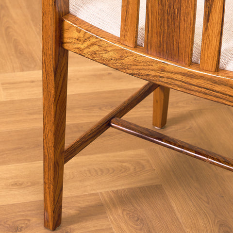 Svenska matstolar i valnöt av AB Linde Nilsson, Lammhult