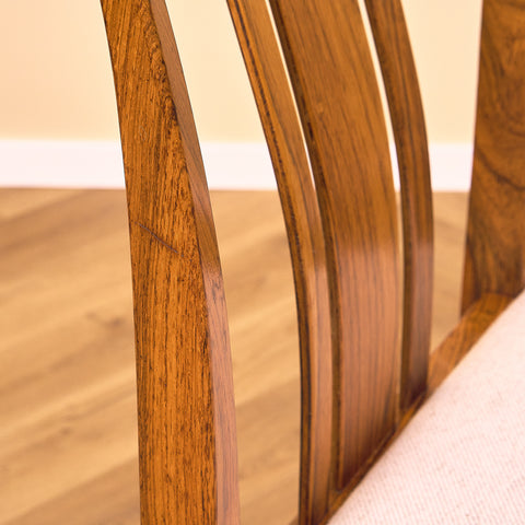 Svenska matstolar i valnöt av AB Linde Nilsson, Lammhult