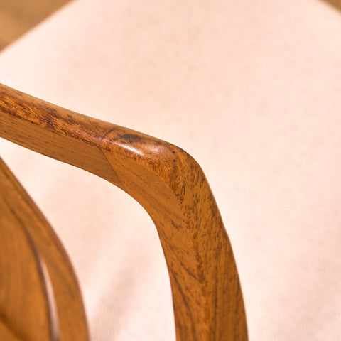 Svenska matstolar i valnöt av AB Linde Nilsson, Lammhult