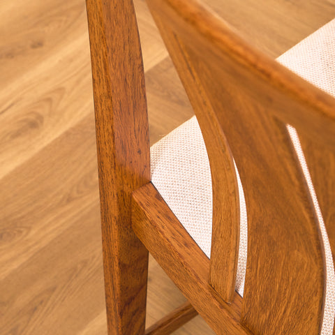 Svenska matstolar i valnöt av AB Linde Nilsson, Lammhult