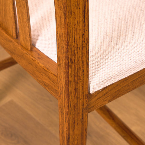 Svenska matstolar i valnöt av AB Linde Nilsson, Lammhult