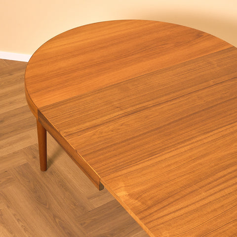 Danskt runt matbord i teak av Willy Schou Andersen