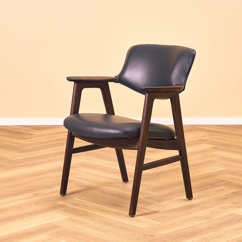 Danska matstolar i Santos rosenträ av Erik Kirkegaard för Høng Stolefabrik