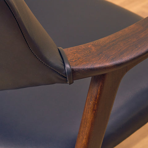 Danska matstolar i Santos rosenträ av Erik Kirkegaard för Høng Stolefabrik