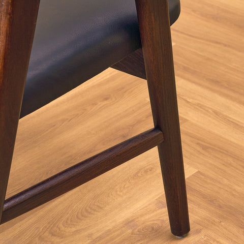 Danska matstolar i Santos rosenträ av Erik Kirkegaard för Høng Stolefabrik