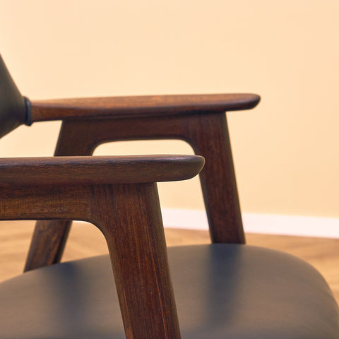 Danska matstolar i Santos rosenträ av Erik Kirkegaard för Høng Stolefabrik