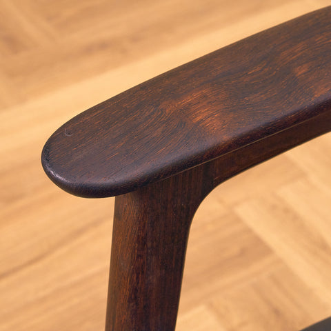 Danska matstolar i Santos rosenträ av Erik Kirkegaard för Høng Stolefabrik