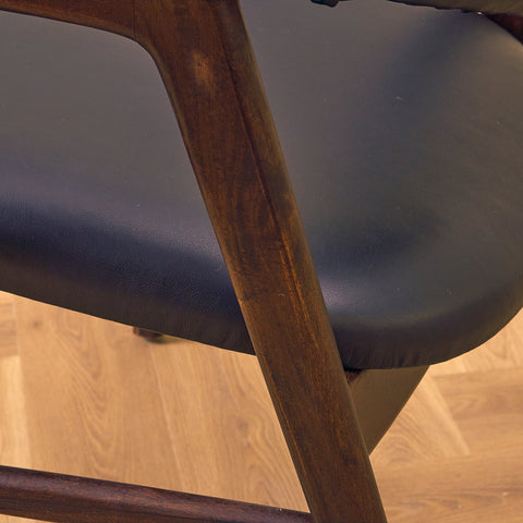 Danska matstolar i Santos rosenträ av Erik Kirkegaard för Høng Stolefabrik