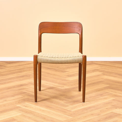 Danska matstolar i massiv teak av Niels Otto Møller för J.L. Møllers, modell 75